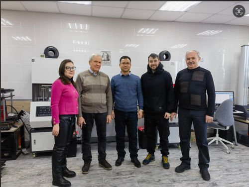 Ultime soluzioni aziendali su Visitare i nostri vecchi clienti e discutere di nuovi investimenti di attrezzature di produzione