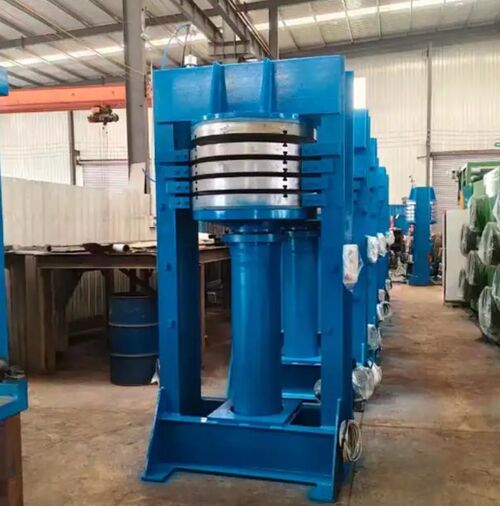 È meglio utilizzare il riscaldamento elettrico o il riscaldamento a vapore per una macchina di pressatura per la stagnazione dei pneumatici per motociclette?