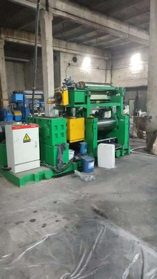 comprare Regolazione della distanza di controllo elettrico due mulini a rotoli per la miscelazione della gomma / mulino di miscelazione della gomma con miscelatore a scorta online manufacture