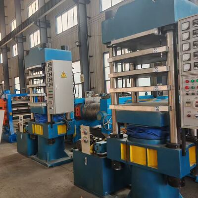 Buon prezzo Macchina di vulcanizzazione di gomma piatta con controllo PLC completamente automatico 200T Pressione totale e 800mm x 800mm Dimensione della piastra per la produzione di guarnizioni di flange di gomma EPDM in linea