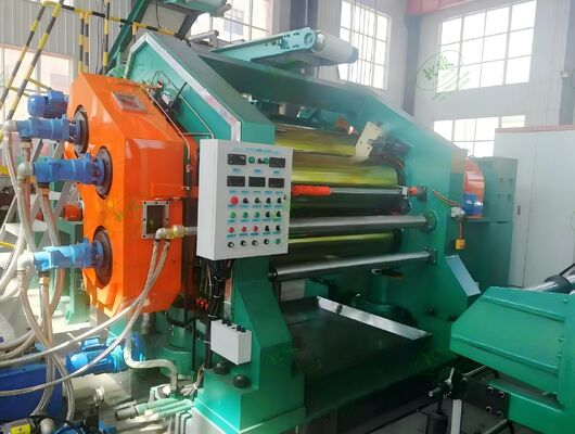 Buon prezzo Una linea di calandratura a quattro rulli completamente automatizzata e controllata con precisione utilizzando PLC viene utilizzata per la prefabbricazione di nastri trasportatori di gomma e fogli di gomma. in linea