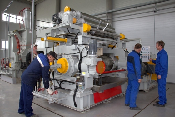 Mulino di miscelazione aperto di gomma automatico 15kw Due laminatoio per la composizione di gomma