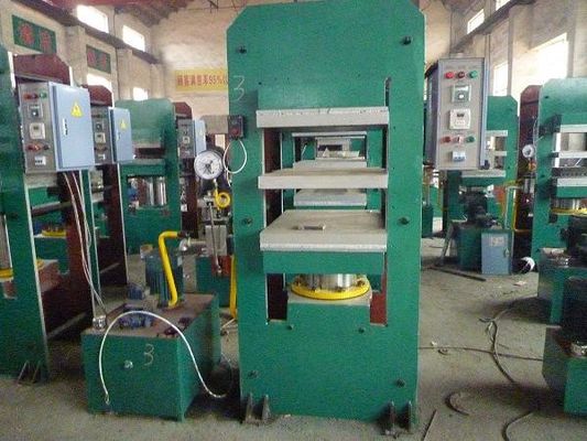 Buon prezzo Controllo PLC 15T Pressure Rubber Vulcanizing Press Machine con tensione personalizzata per la vulcanizzazione di lastre di gomma in linea
