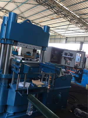 Buon prezzo 1200 mm × 600 mm calda piastra semi-automatica gomma vulcanizzante macchina di stampa viene utilizzata per produrre prodotti di gomma in linea