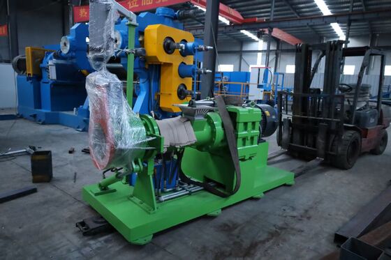 Qualità Stretto di gomma a vite di 6 pollici di diametro per la fabbricazione di tubi interni con una capacità di 1,5-2 tonnellate/ora Fabbrica