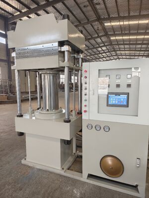 Buon prezzo 600 × 600 mm Piastra calda 100 tonnellate di forza di attacco gomma vulcanizzante macchina di stampa con sistema di controllo PLC per la produzione di blocchi di gomma in linea