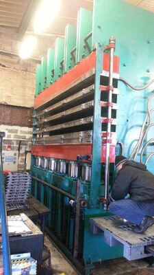 Buon prezzo Macchina di vulcanizzazione del battistrada dei pneumatici controllata PLC con forza di tensione di 10,0MN e sistema idraulico migliorato per la riconversione in linea