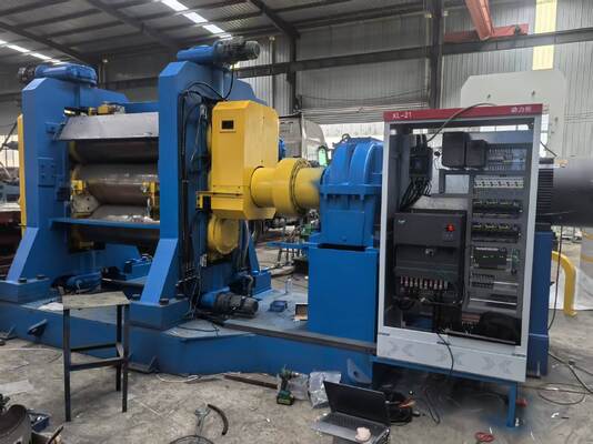 Buon prezzo Automatic PLC High-quality 3-roll Rubber Calenders Are Used In Motorcycle Tyre Tread Production Lines. in linea